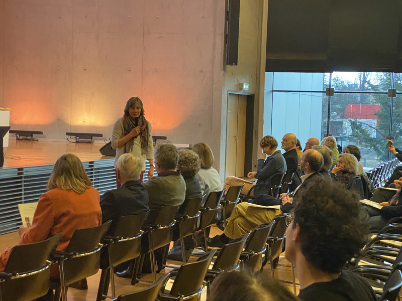 Leserunde (Foto: Zepiur Azizkhani)