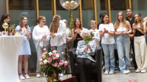 Ruth Weiss mit Schülern der Ruth-Weiss-Realschule, Aschaffenburg