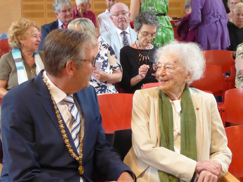 Ruth Weiss im Gespräch mit Oberbürgermeister Jürgen Herzing beim Empfang im Bachsaal, Aschaffenburg