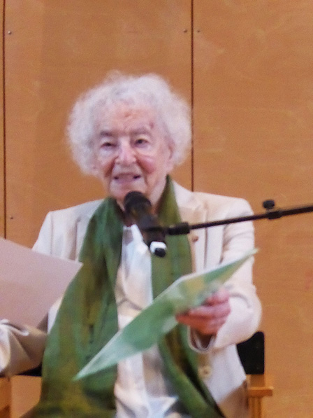 Ruth Weiss bei Dankesrede im Bachsaal, Aschaffenburg